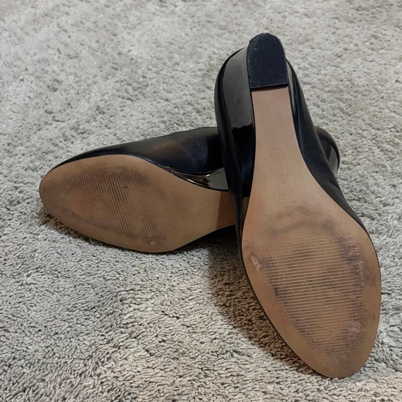 Kelly & Katie Black Leather Scalloped Wedges - Picture 6 of 7